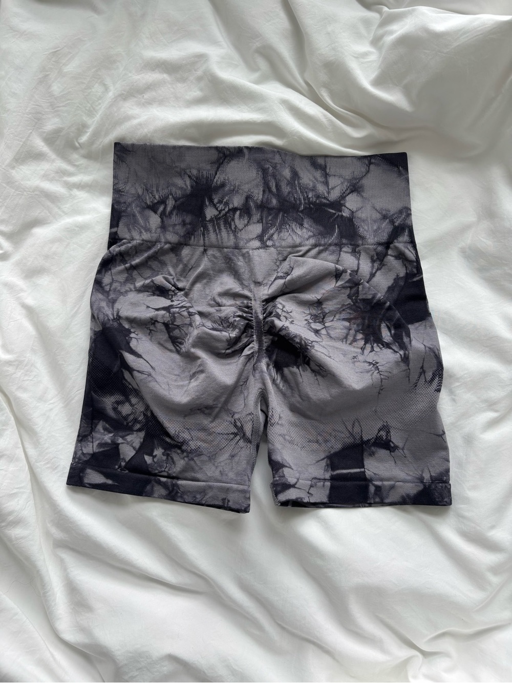 Tie-Dye High-Waist Scrunch Biker Shorts - Black & Gray